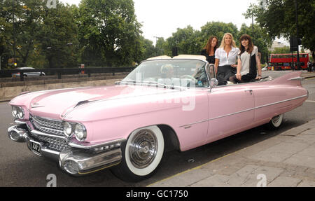 (Von links nach rechts) Keren Woodward und Sara Dallin von Bananarama mit Melie C kommen in einem rosa Cadillac an, um das Women of Rock Charity Concert im Hard Rock Cafe im Zentrum von London zu starten. Stockfoto