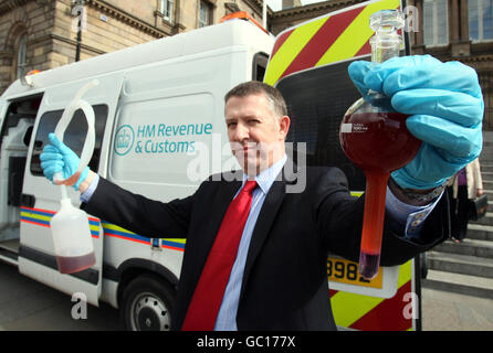 John Whiting, Assistant Director of HMRC Criminal Investigation with Tampered Fuel in Belfast. Ein bahnbrechender Test zum Nachweis von manipulierten Brennstoffen wurde von Zollbeamten beider Seiten der irischen Grenze entwickelt. Stockfoto