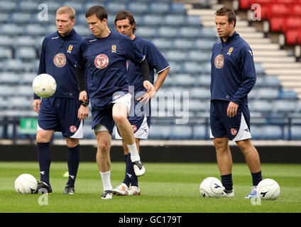 Der schottische Gary Caldwell mit Teamkollegen während der Trainingseinheit im Hampden Park, Glasgow. Stockfoto