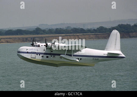 Das letzte kurze S.25 Sunderland Flying Boat startet von Calshot, Hampshire, auf dem Weg zu seinem neuen Zuhause in Florida, wo es Teil des amerikanischen Millionärs, der historischen Flugzeugsammlung von Kermit Weeks, sein wird. Stockfoto