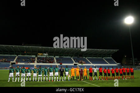 Fußball - Internationale Freundschaften - Angola V Togo - Estadio do Restelo. Angola und Togo stehen vor dem Spiel an Stockfoto