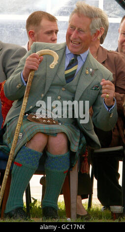 Der Prinz von Wales sieht einen traditionellen Tanz während der Mey Highland Spiele in Caithness. Stockfoto