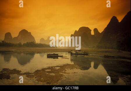 die Landschaft am Li-Fluss in der Nähe von Yangshou in der Nähe der Stadt Guilin in der Provinz Guangxi in China in Ostasien. Stockfoto