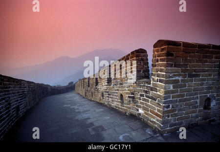 die große Mauer in der Nähe von Peking im Osten von China in Ostasien. Stockfoto