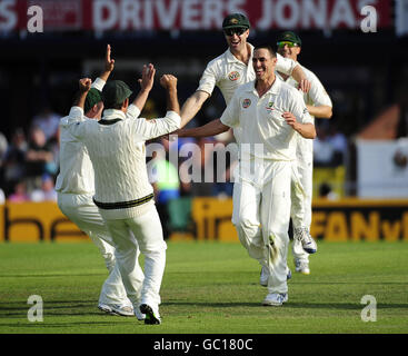 Der Australier Mitchell Johnson feiert das Dickicht des englischen Alastair Cook beim vierten Test in Headingley, Leeds. Stockfoto