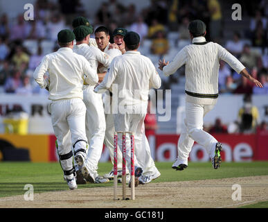 Der Australier Mitchell Johnson (Mitte) wird von Teamkollegen gratuliert, nachdem er beim vierten Test in Headingley, Leeds, das Wicket von Alastair Cook in England genommen hat. Stockfoto