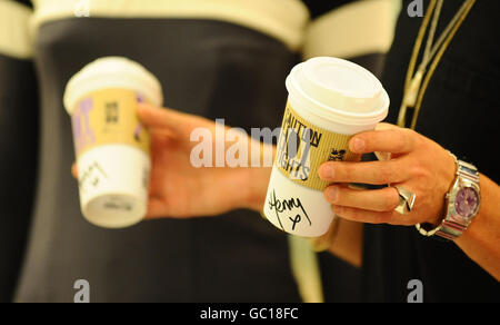 Designer Henry Holland kommt in Selfridges an, um sein neues House of Holland für die hübsche Polly Strumpfhose zu bewerben. Stockfoto