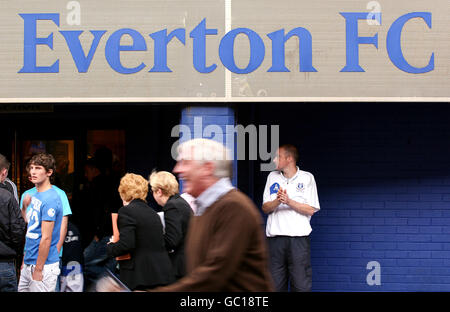 Fußball - vor der Saison freundlich - Everton V Malaga - Goodison Park. Everton-Fans kommen im Goodison Park an Stockfoto