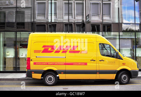 Genf - SEPTEMBER 3: DHL van in der Straße von Genf am 3. September 2015. DHL ist ein Unternehmen, das internationale Lieferung. Stockfoto