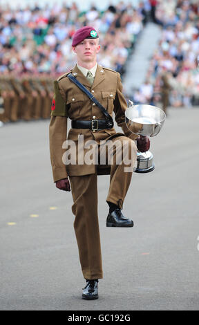 Junior Regimental Sergeant Major Aaron Marsh aus Telford, mit seiner Trophäe für den besten Studenten der Hochschule, während der größten militärischen Abschlussparade in Europa, die am Army Foundation College in Harrogate, North Yorkshire, abgehalten wurde. Stockfoto