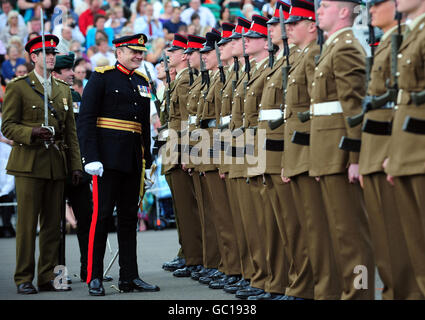 Generalmajor Gerry Berragan inspiziert die Juniorsoldaten auf der Parade bei der größten militärischen Abschlussparade in Europa, die im Army Foundation College in Harrogate, North Yorkshire, abgehalten wird. Stockfoto