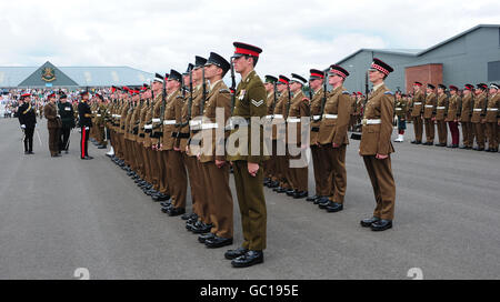 Generalmajor Gerry Berragan inspiziert die jungen Soldaten auf Parade während der größten militärischen Abschlussparade in Europa, die heute im Army Foundation College, Harrogate, abgehalten wird. Stockfoto