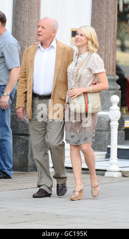 Sir Anthony Hopkins (links) und Naomi Watts am Set von Woody Allens neuem Film "Wasp 09" in London. Stockfoto