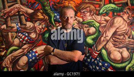 Der Künstler Peter Howson mit einem seiner bekanntesten Gemälde "Women of America", das bei McTears Auctioneers in Glasgow versteigert wird. Stockfoto