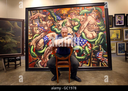 Der Künstler Peter Howson mit einem seiner bekanntesten Gemälde "Women of America", das bei McTears Auctioneers in Glasgow versteigert wird. Stockfoto