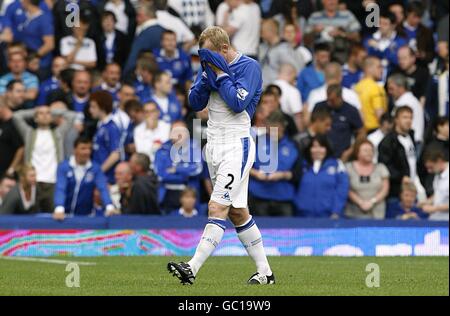 Fußball - Barclays Premier League - Everton / Arsenal - Goodison Park. Evertons Tony Hibbert wird während des Spiels im Goodison Park niedergeschlagen Stockfoto