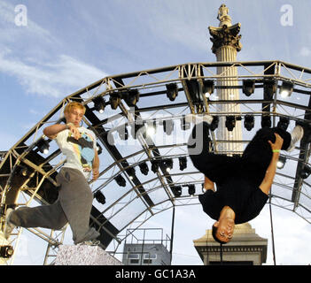 Menschen auf dem Platz bei den Barclaycard World Freerunning Championships auf dem Londoner Trafalgar Square. Stockfoto