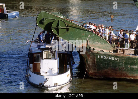 Datei-Image, datiert 21. August 1989. Der Thames Pleasure Cruiser Marchioness wird vom Fluss angehoben, wo er nach einer Kollision mit dem Bagger Bowbelle sank. Stockfoto