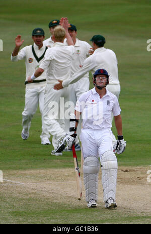 Der englische Batsman Joe Sayers verlässt das Feld, nachdem er während des Tour-Spiels auf dem St. Lawrence Ground in Canterbury vom australischen Chris Hartley (nicht abgebildet) gefangen wurde. Stockfoto