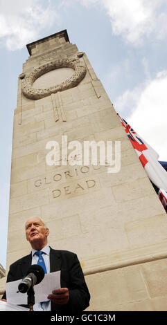 Der ehemalige Labour-Abgeordnete Tony Benn im Cenotaph in Whitehall, London, wo die Namen britischer Soldaten, die seit 2001 in Afghanistan getötet wurden, in einem Protest gegen den Krieg vorgelesen wurden. Stockfoto