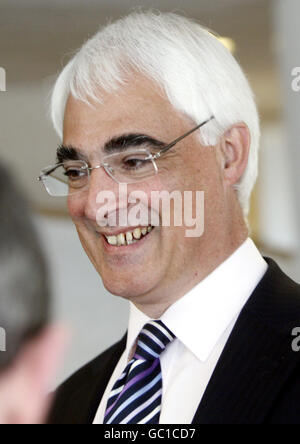 Kanzler Alistair Darling bei einem Besuch im HMRC-Zentrum "Time to Pay" in Glasgow, einem Programm zur Verzögerung von Steuerrechnungen für Menschen in finanziellen Schwierigkeiten. Die Kanzlerin ist für das Land zuständig, während der Ministerpräsident Urlaub macht. Stockfoto