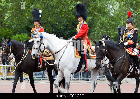 Princess Ann, Prinz William und Prinz Charles auf dem Rücken der Pferde für die Trooping die Farbe London, 90. Geburtstagsfeiern Stockfoto