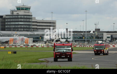 Lager am Flughafen Manchester. Rettungsfahrzeuge am Flughafen Manchester. Stockfoto