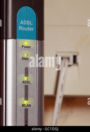 Ein Router, der an eine breitbandfähige BT-Buchse angeschlossen ist, damit ein Benutzer eines Heimcomputers ein drahtloses Netzwerk verwenden kann. Stockfoto