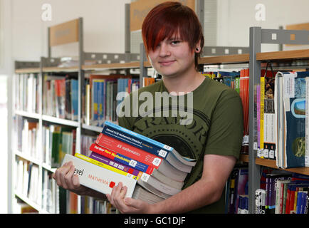 Niall Thompson, 15, bei Ashton unter Lyne Sixth Form College in Ashthon unter Lyne, Greater Manchester, wurde heute feiern A-Level-Noten, die sich auf einen Platz in Cambridge. Stockfoto