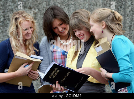 Ergebnisse der A-Ebene. Studenten an der Ballymena Academy in Co Antrim, während sie ihre A- und AS-Level-Ergebnisse erhalten. Stockfoto