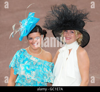Victoria Jenkinson und Tracy Murr kommen zum Ladies Day beim Ebor Festival auf der Pferderennbahn von York an. Stockfoto