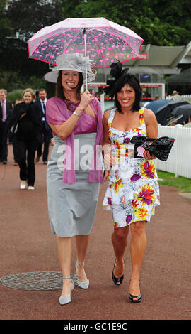 Pferderennen - Ebor Festival - Darley Yorkshire Oaks und Ladies Day - York Racecourse. Rennfahrer kommen zum Ladies Day beim Ebor Festival auf der Pferderennbahn in York an. Stockfoto