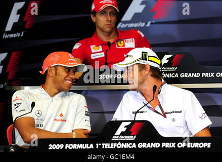 McLaren Lewis Hamilton chattet mit Brawn GP's Jenson Button mit dem neuen Ferrari-Fahrer Luca Badoer im Hintergrund während einer Pressekonferenz auf dem Circuit Valencia, Spanien. Stockfoto