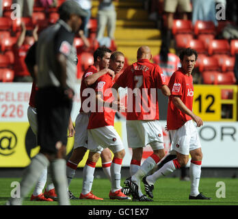 Charlton Athletic's Scott Wagstaff feiert mit Teamkollegen nach dem zweiten Tor während des Coca-Cola League One Match im Valley, London. Stockfoto