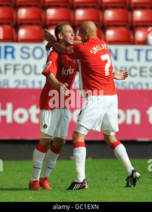 Charlton Athletic's Scott Wagstaff feiert mit Teamkollege Jonjo Shelvey, nachdem er das zweite Tor im Coca-Cola League One Spiel im Valley, London, erzielt hat. Stockfoto