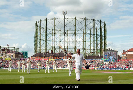 Der Engländer Jonathan Trott begrüßt die Menge, als er das Feld verlässt, nachdem er während des fünften npower Test Match im Oval, London, für 119 Läufe entlassen wurde. Stockfoto