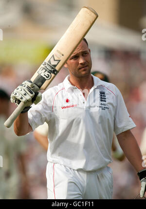 Der Engländer Jonathan Trott begrüßt die Menge, als er das Feld verlässt, nachdem er während des fünften npower Test Match im Oval, London, für 119 Läufe entlassen wurde. Stockfoto