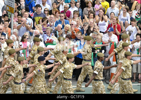 Soldaten der Charlie Company, 2. Bataillon der Royal Welsh, marschieren durch Cardiff während einer Heimkehr Parade nach einer sechsmonatigen Dienstreise in Afghanistan. Stockfoto