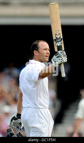 Cricket - The Ashes 2009 - npower Fifth Test - England gegen Australien - Tag drei - The Brit Oval. Der Engländer Jonathan Trott feiert beim fünften npower-Testspiel im Oval, London, einen 100-Punkte-Treffer. Stockfoto