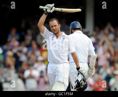 Der Engländer Jonathan Trott feiert beim fünften npower-Testspiel im Oval, London, einen 100-Punkte-Treffer. Stockfoto