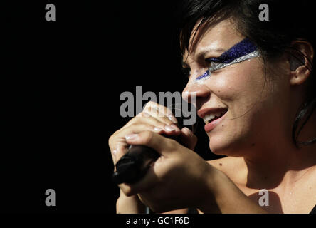 Lily Allen spielt auf der V Stage während des V Festivals, im Hylands Park, Chelmsford. Stockfoto