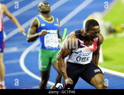 Der Großbritanniens Harry Aikines Aryeetey feiert, als er die letzte Etappe des Mens 4x100m Finales hinter sich hat, um eine Bronzemedaille während der IAAF Weltmeisterschaften im Olympiastadion in Berlin mit nach Hause zu holen. Stockfoto