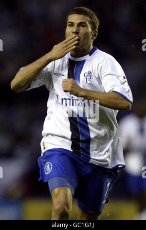 Fußball - FA Barclaycard Premiership - Leicester City / Chelsea. Chelsea's Adrian Mutu feiert sein Ziel Stockfoto