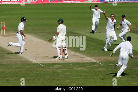 Der englische Stuart Broad feiert die Fallenführung von Shane Watson LBW in Australien Stockfoto