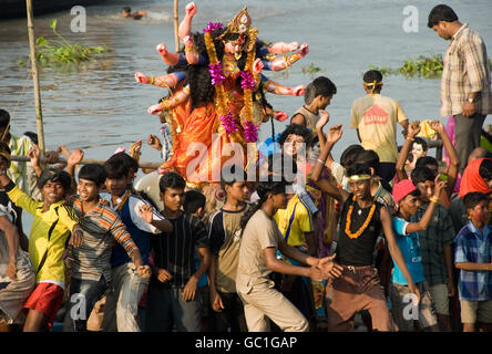 Göttin Durga eintauchen am Icchamoti-Fluss am Ende des Durga Puja Festival, Taki Basirhat, Westbengalen, Indien Stockfoto
