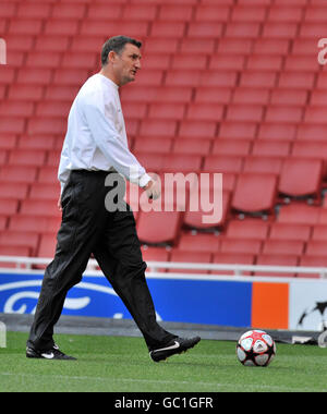 Fußball - UEFA Champions League - Qualifikation - zweite Etappe - keltische Trainingseinheit - das Emirates Stadium. Celtic Manager Tony Mowbray während einer Trainingseinheit im Emirates Stadium, London. Stockfoto