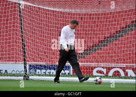 Fußball - UEFA Champions League - Qualifikation - zweite Etappe - keltische Trainingseinheit - das Emirates Stadium. Celtic Manager Tony Mowbray während einer Trainingseinheit im Emirates Stadium, London. Stockfoto