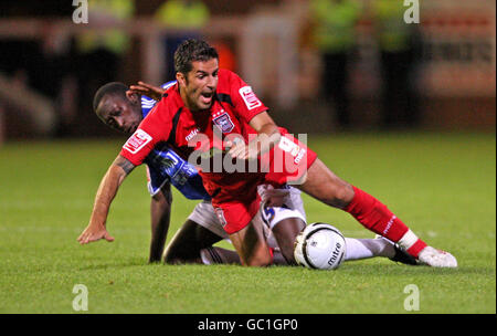 Pablo Counago von Ipswich Town hält die Toumani Diagouraga von Peterborough United während des Carling Cup Second Round-Spiels an der London Road in Peterborough aus. Stockfoto