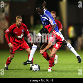 Pablo Counago von Ipswich Town hält die Toumani Diagouraga von Peterborough United während des Carling Cup Second Round-Spiels an der London Road in Peterborough aus. Stockfoto