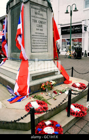 Marktplatz, Kendal. Das Ehrenmal wurde im Jahre 1921 errichtet; Die Statue ist eine lebensgroße Bronze von WWI Soldat im marschieren bestellen Stockfoto